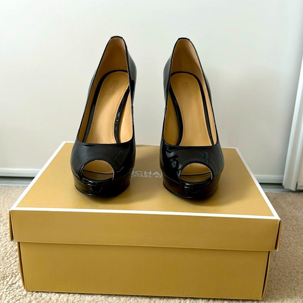 MICHEAL KORS - open toe pump